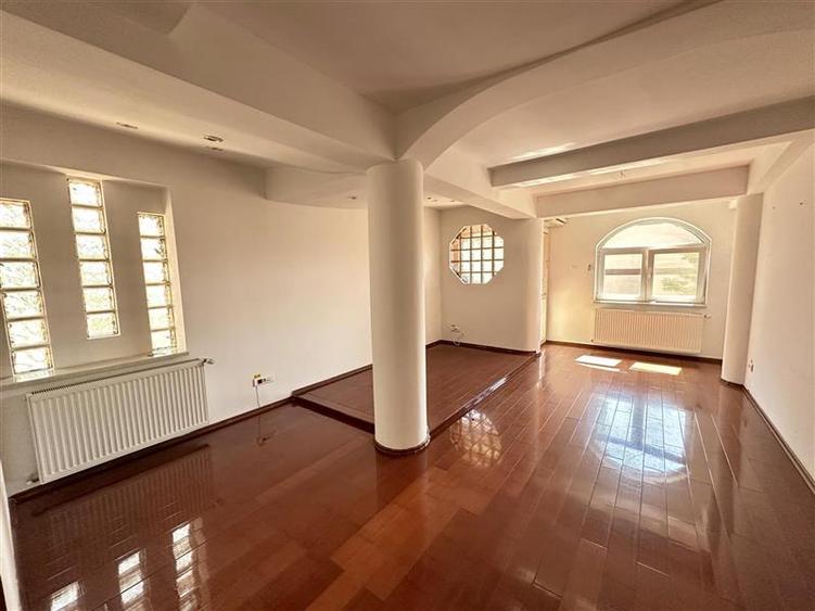Birou, de 88 mp, în Central