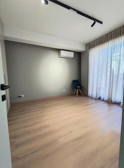 Apartament cu 3 camere semidecomandat, mobilat în 1 Mai