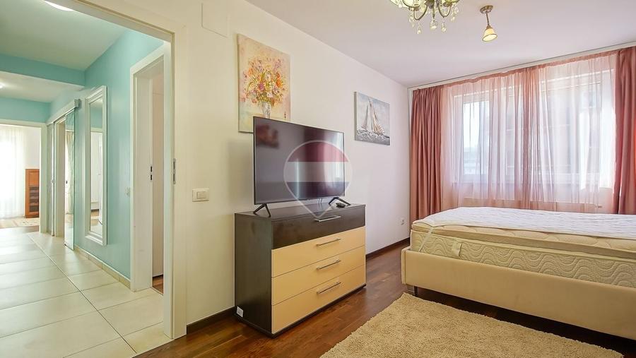 Apartament cu 3 camere decomandat, mobilat în Tractorul