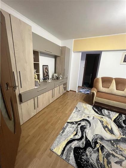 Apartament cu 2 camere semidecomandat, mobilat în Tei