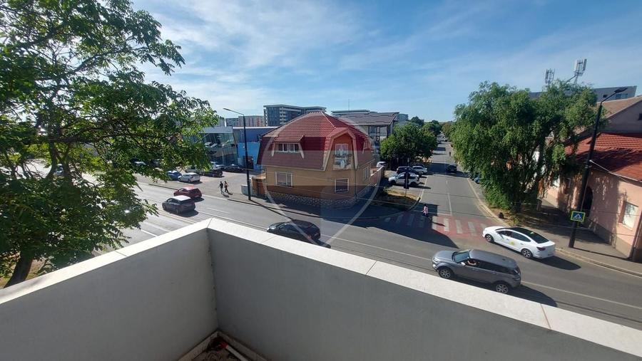 Apartament cu 2 camere semidecomandat, mobilat în Decebal