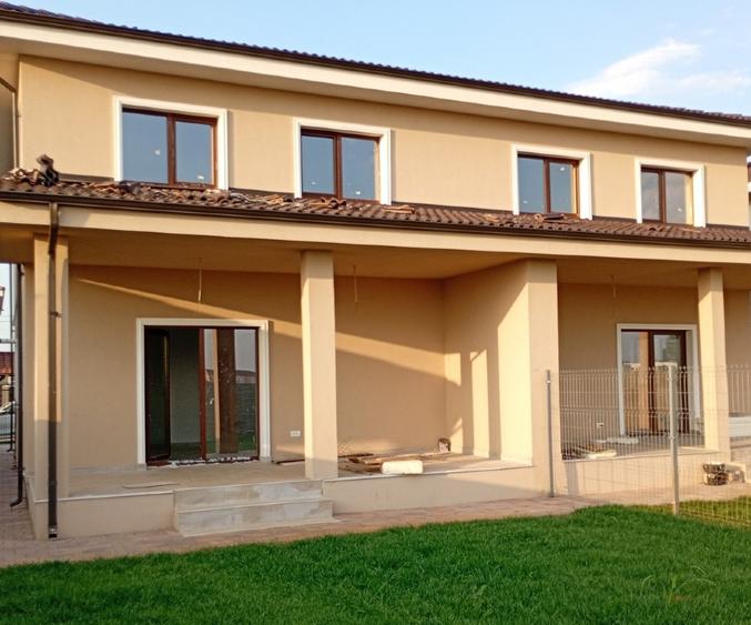 Duplex cu 5 camere cu Teren 332 Mp în Giroc