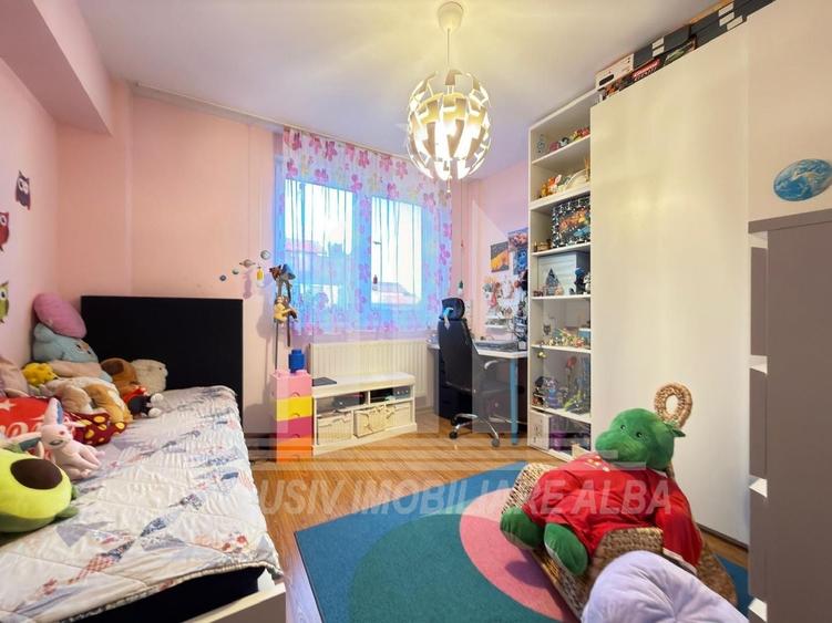 Apartament cu 3 camere decomandat, mobilat în Central