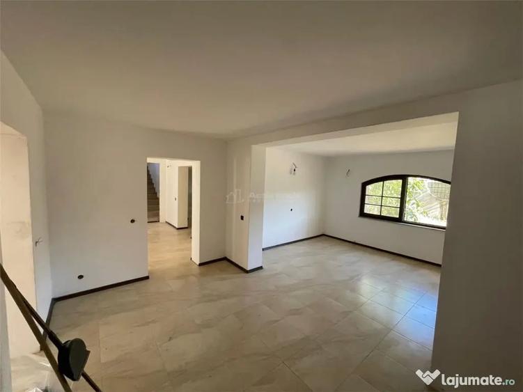 Casă cu 9 camere cu Teren 280 Mp în Petrești
