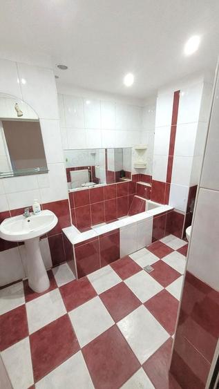 Apartament cu 3 camere decomandat în