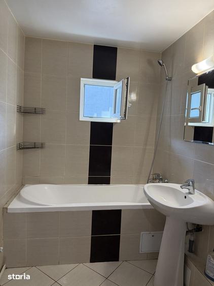 Apartament cu 3 camere decomandat în Tei