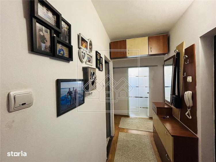 Apartament cu 4 camere decomandat în Valea Aurie