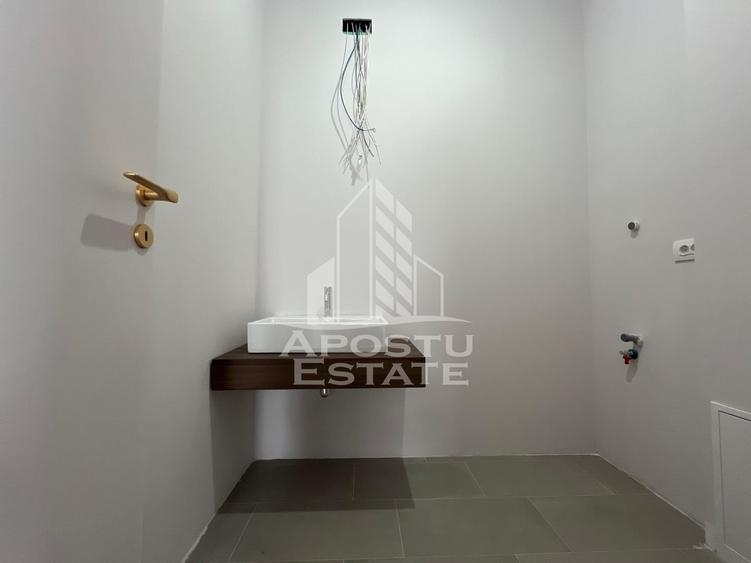 Penthouse cu 4 camere semidecomandat în Torontalului