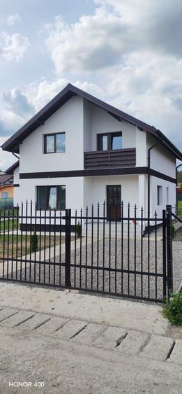 Casă cu 4 camere în Bănești