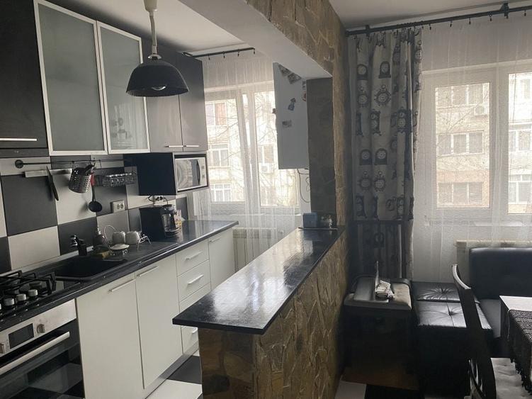 Apartament cu 3 camere decomandat în Central
