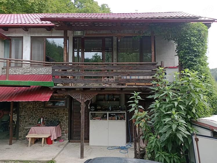 Casa gospodarie la ?ara la poale de munte!
