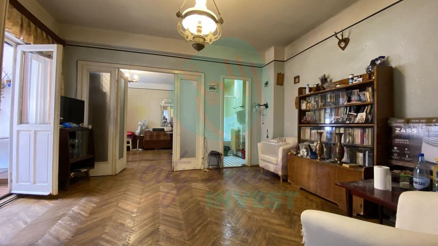 Apartament cu 3 camere semidecomandat în Moșilor