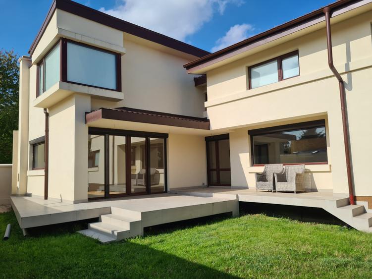 Casă individuală cu 6 camere cu Canalizare în Băneasa