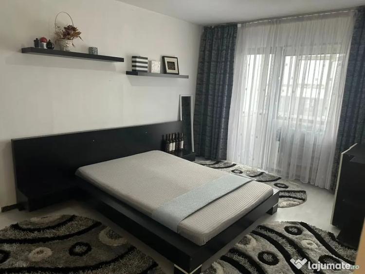 Apartament cu 3 camere semidecomandat, mobilat în Calea București