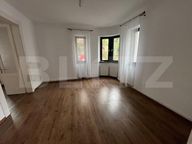 Casă individuală cu 5 camere cu Canalizare în Central
