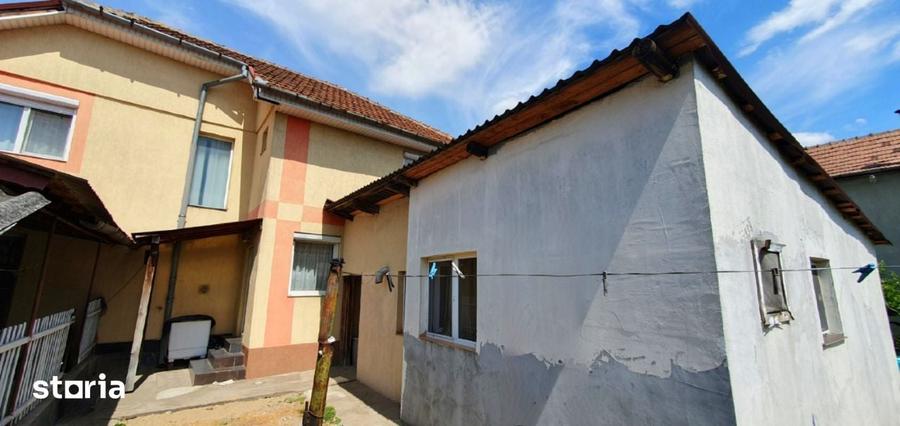 Casă cu 6 camere cu Teren 1000 Mp în Iosia