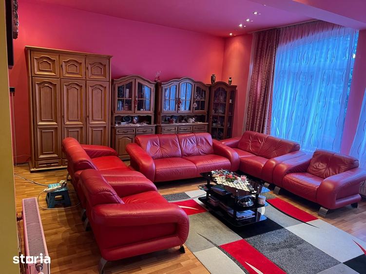Casă cu 8 camere cu Teren 1000 Mp în Nufărul