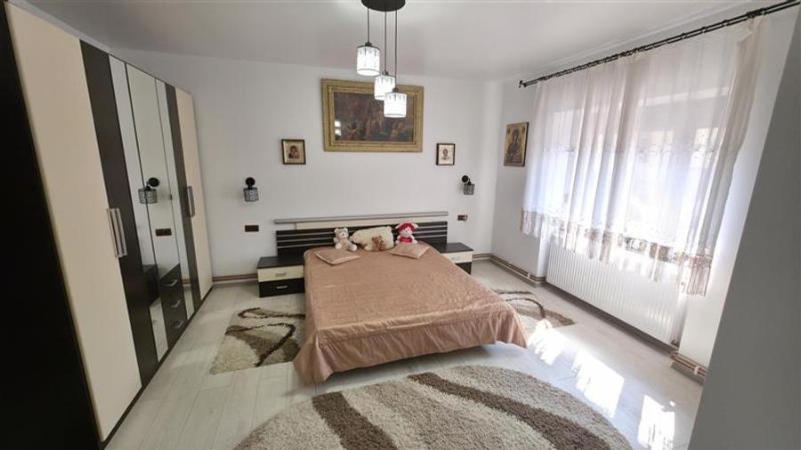 Casă individuală cu 8 camere cu Canalizare în Vest
