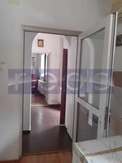 Casă individuală cu 8 camere cu Teren 200 Mp în Unirii