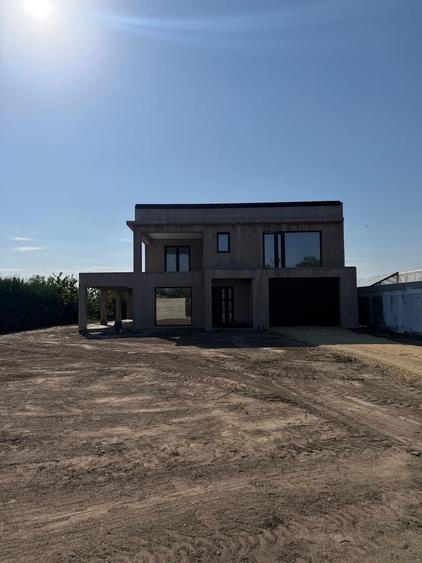 Casă cu 4 camere în Umbrărești