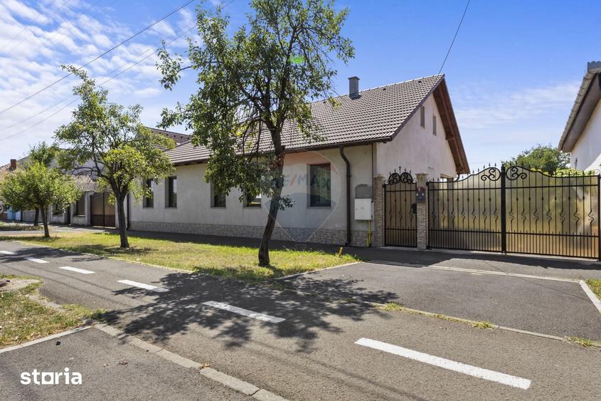 Casă cu 7 camere cu Teren 1363 Mp în Sânnicolau Mic