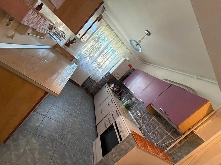Apartament cu 3 camere semidecomandat în Zamfirescu