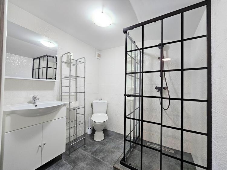 Apartament cu 6 camere semidecomandat, mobilat în Borhanci