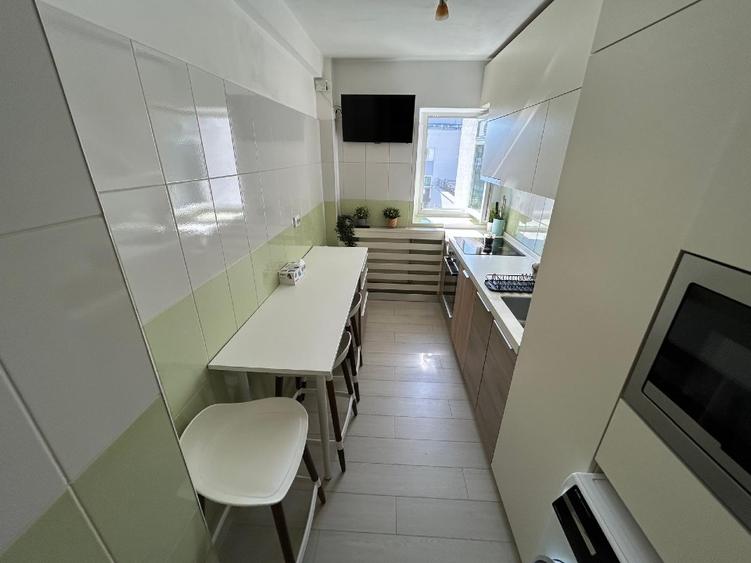 Apartament cu 3 camere semidecomandat în Tineretului