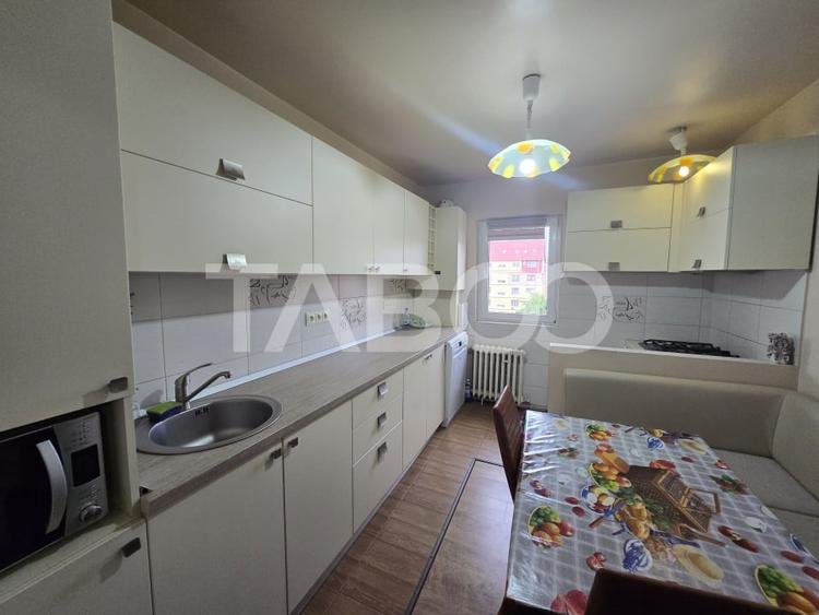 Apartament cu 3 camere decomandat, mobilat în Ștrand