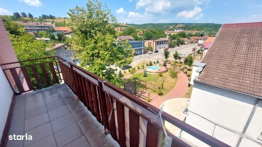 Apartament cu 3 camere semidecomandat în Micro 4