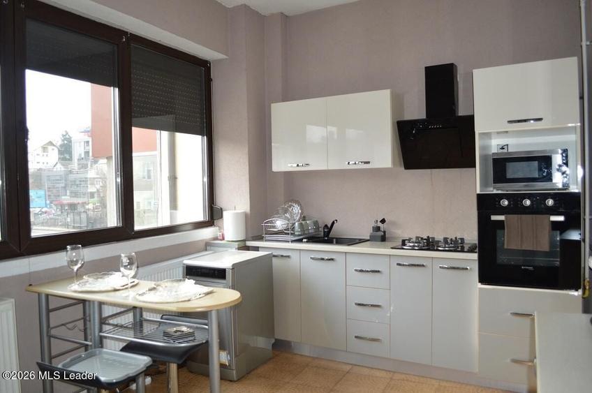 Apartament cu 3 camere decomandat, mobilat în Central