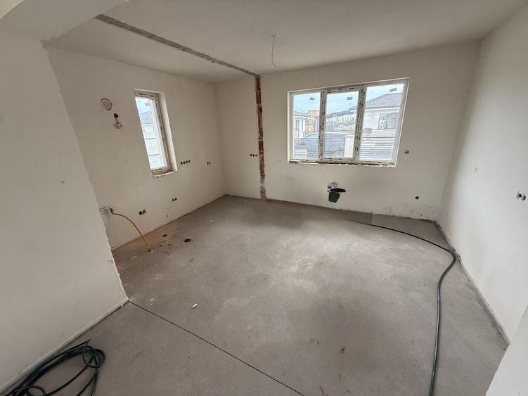Casă cu 4 camere decomandat în Central