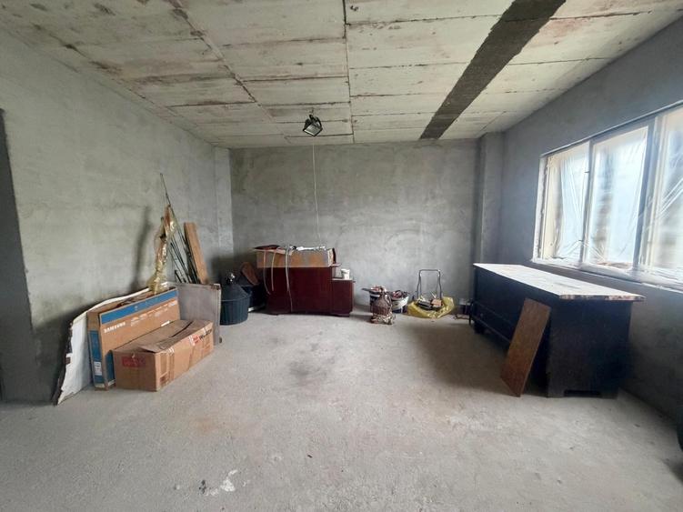 Casă individuală cu 9 camere cu Teren 600 Mp în Central