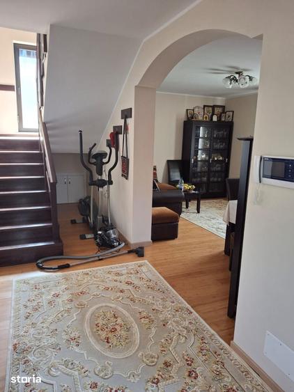 Casă cu 4 camere cu Teren 1800 Mp în Curtești