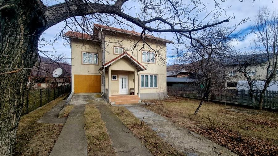 Casă individuală cu 6 camere cu Canalizare în Chiojdu
