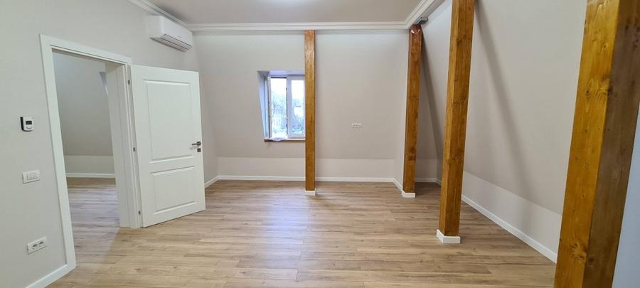 Apartament cu 4 camere semidecomandat, mobilat în Calea Victoriei