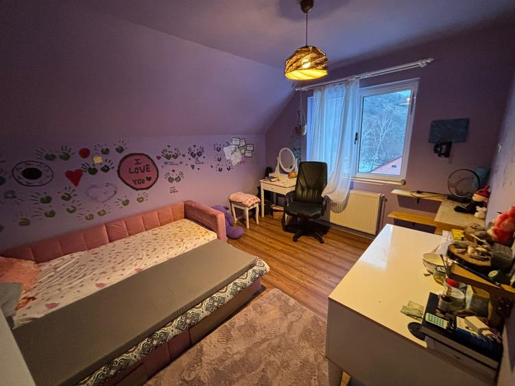 Casă cu 8 camere cu Teren 1000 Mp în Deușu