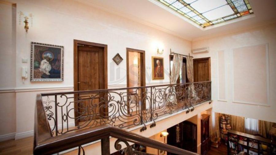 Casă individuală cu 6 camere cu Canalizare în Capitale