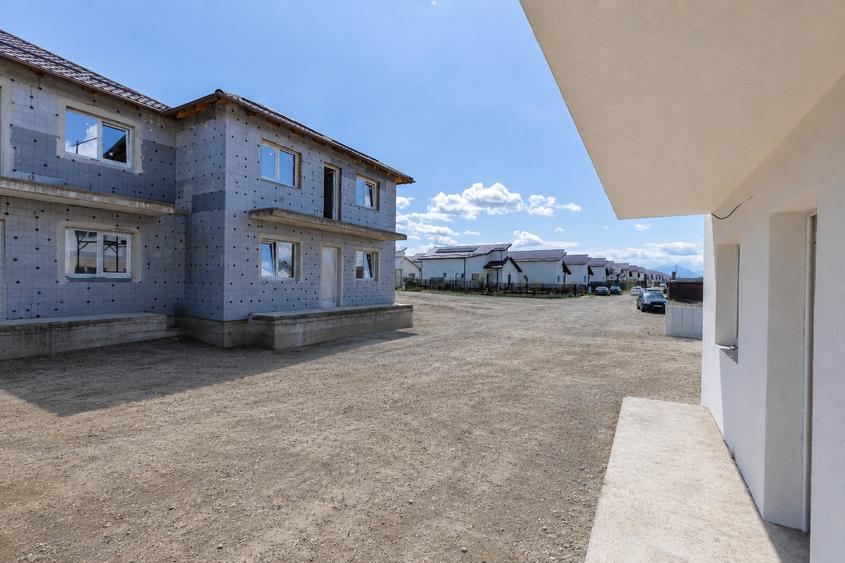 Duplex cu 4 camere cu Canalizare în Sânpetru