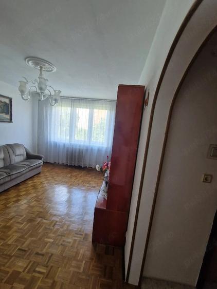 Apartament cu 3 camere semidecomandat în Dacia