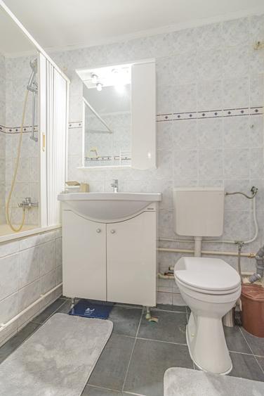 Apartament cu 3 camere decomandat, mobilat în Balada