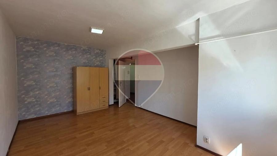Apartament cu 4 camere decomandat în Vitrometan