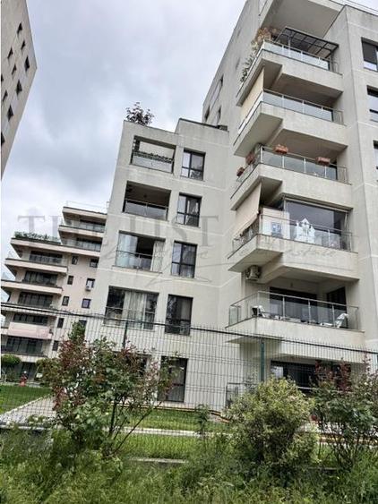 Apartament cu 3 camere semidecomandat în Nord-Est