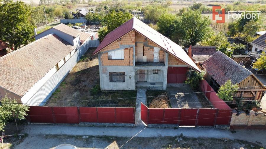 Casă individuală cu 5 camere cu Garaj în Uliuc