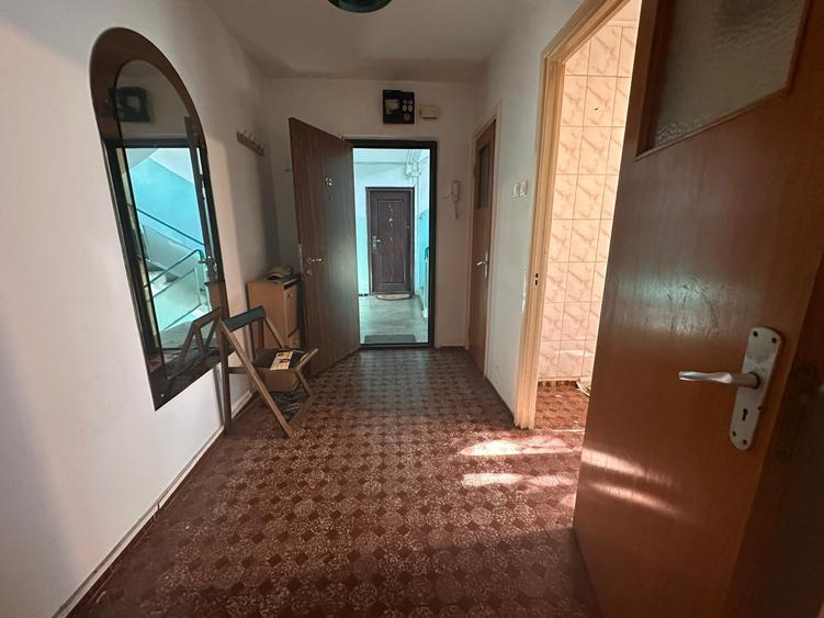Apartament cu 3 camere semidecomandat în Drumul Taberei