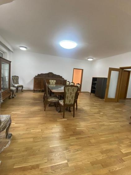 Apartament cu 10 camere decomandat în Aviatorilor