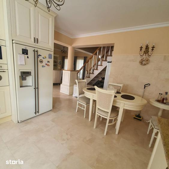 Casă cu 8 camere cu Teren 1100 Mp în Central