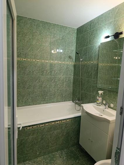 Apartament cu 3 camere semidecomandat în Independenței