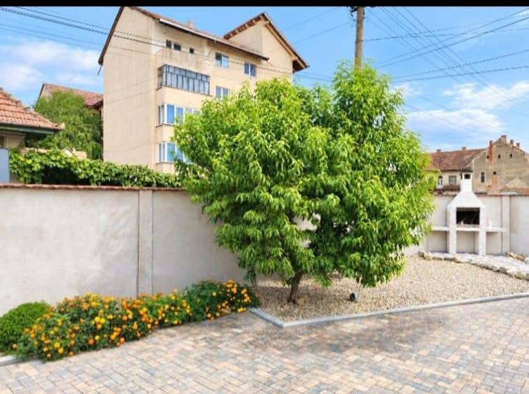 Casă individuală cu 5 camere cu Canalizare în Central