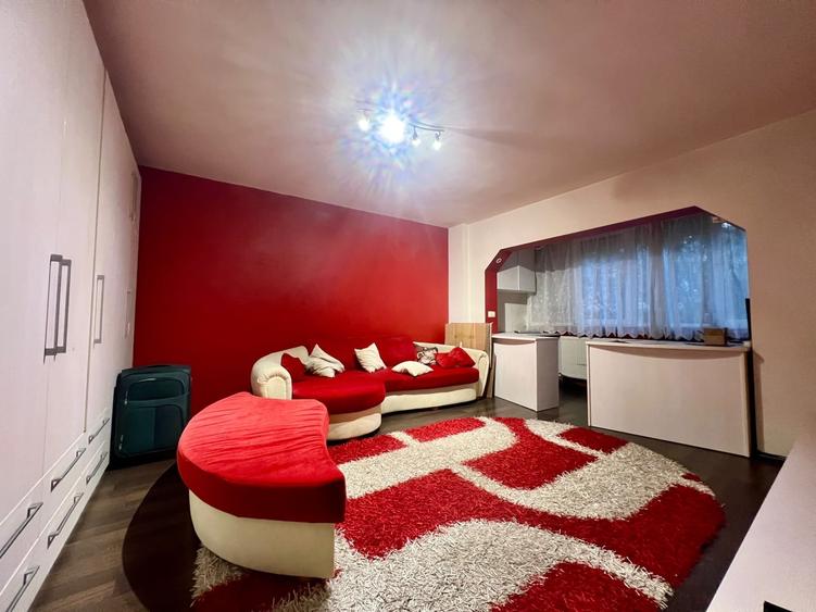 Apartament cu 3 camere decomandat, mobilat în Lunei